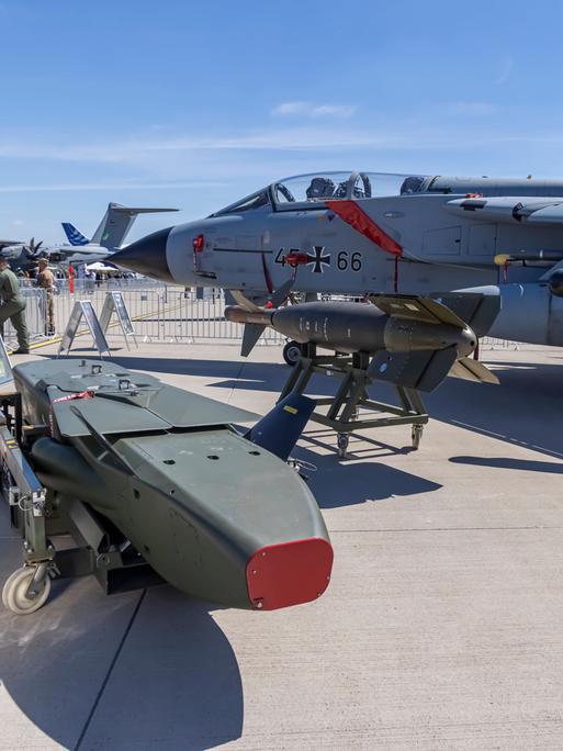 Taurus-Marschflugkörper neben einem Tornado-Kampfflugzeug.