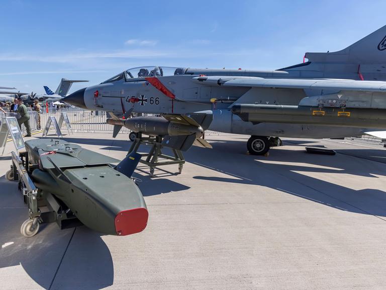 Taurus-Marschflugkörper neben einem Tornado-Kampfflugzeug.