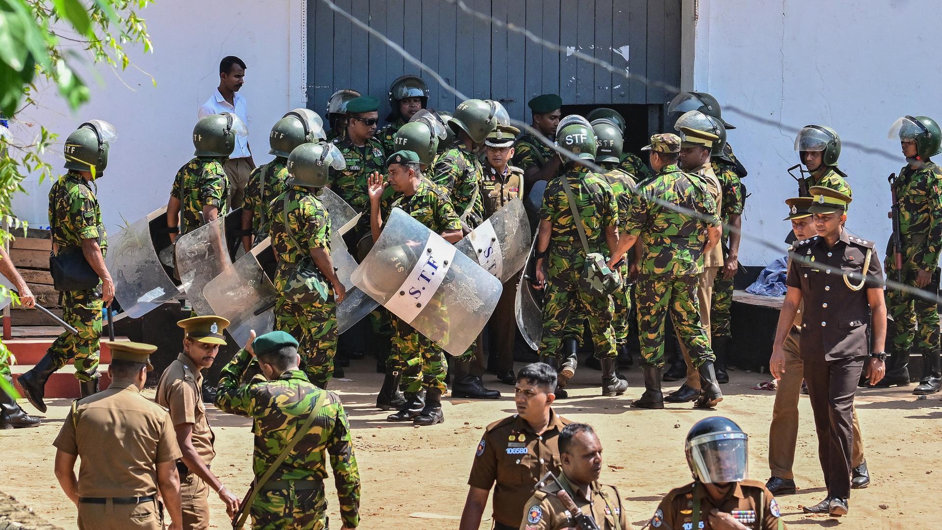 Viele Polizei-Spezialkräfte stehen vor einem Gefängnis in der Nähe der Stadt Colombo in Sri Lanka. Viele Polizei-Spezialkräfte stehen vor einem Gefängnis in der Nähe der Stadt Colombo in Sri Lanka.