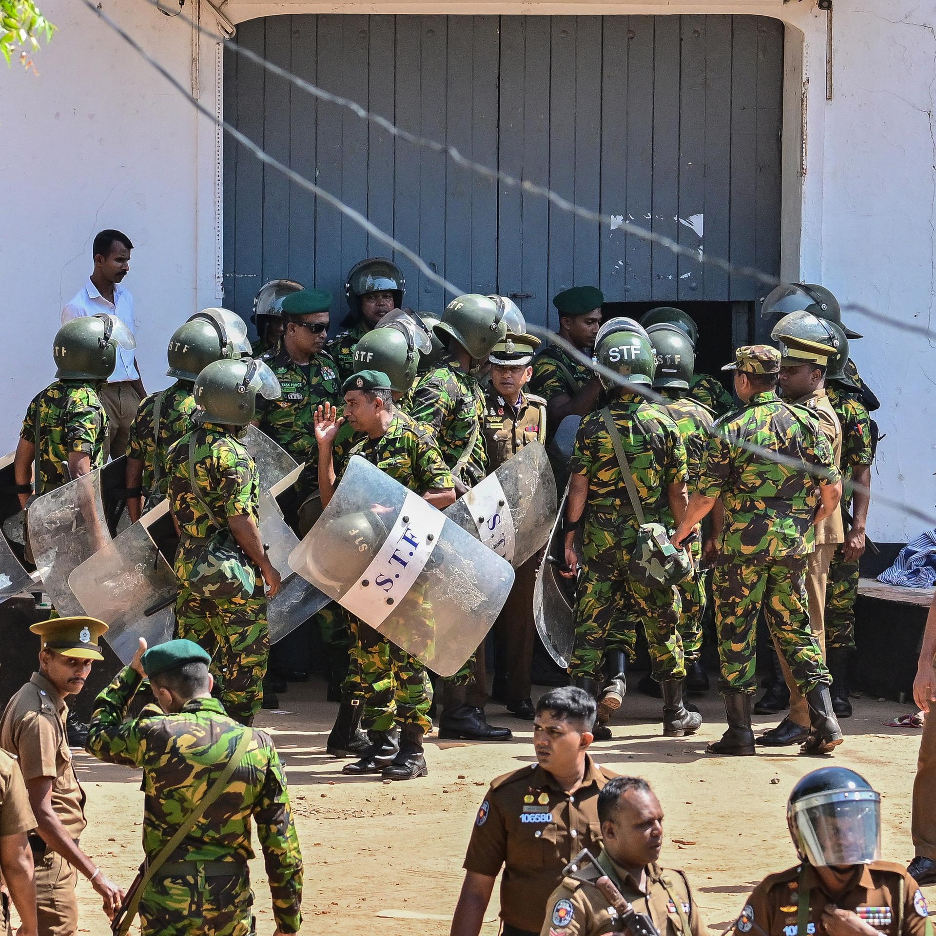 Viele Polizei-Spezialkräfte stehen vor einem Gefängnis in der Nähe der Stadt Colombo in Sri Lanka.