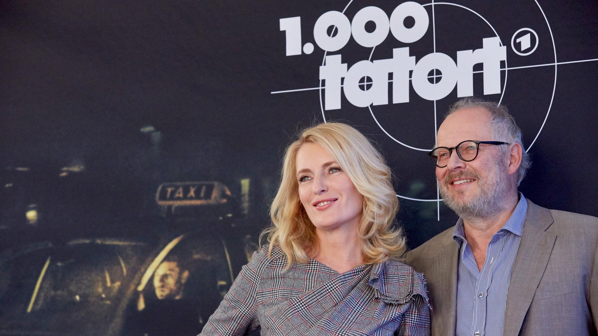 Die Schauspieler Maria Furtwängler und Axel Milberg stehen am 04.10.2016 bei einem Fototermin in Hamburg zu der 1000. "Tatort"-Folge mit dem Titel: "Taxi nach Leipzig" vor einem Tatort-Logo.