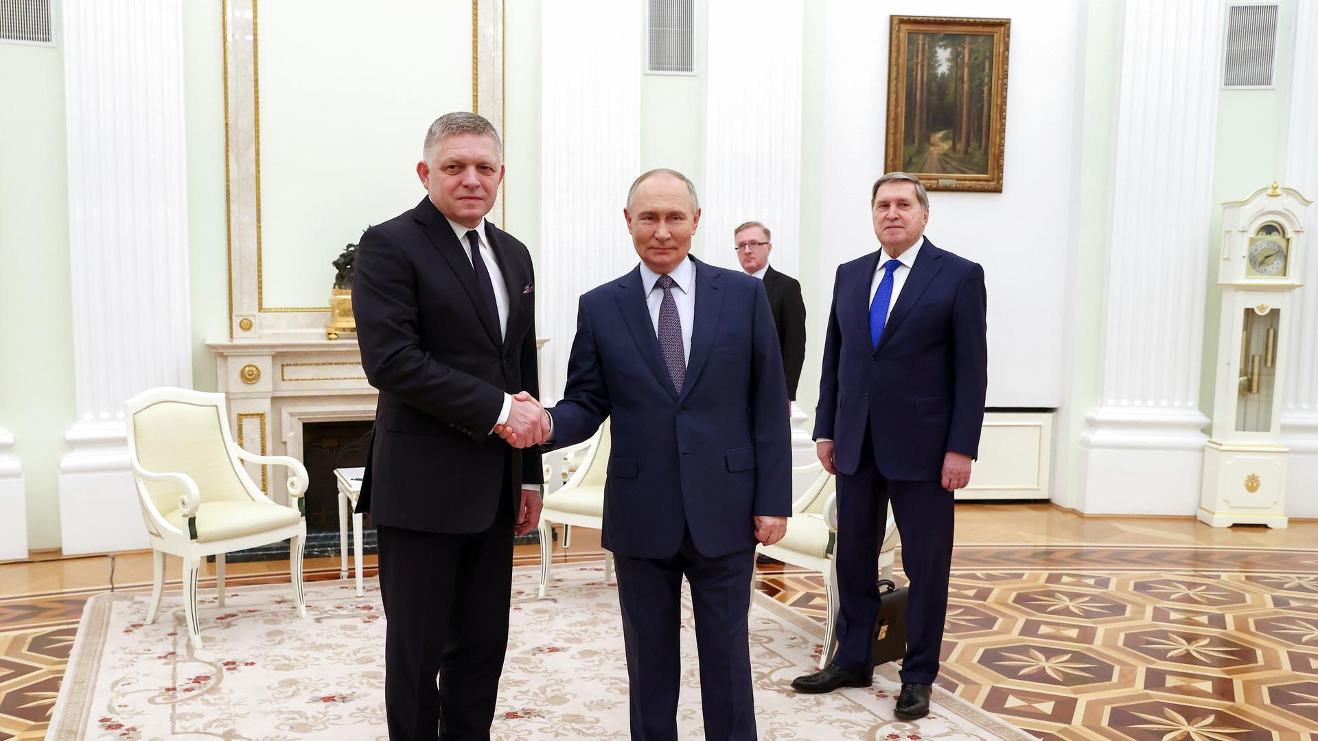 22.12.2024: Der russische Präsident Wladimir Putin, rechts, und der slowakische Premierminister Robert Fico schütteln sich die Hände während ihres Treffens im Kreml in Moskau.