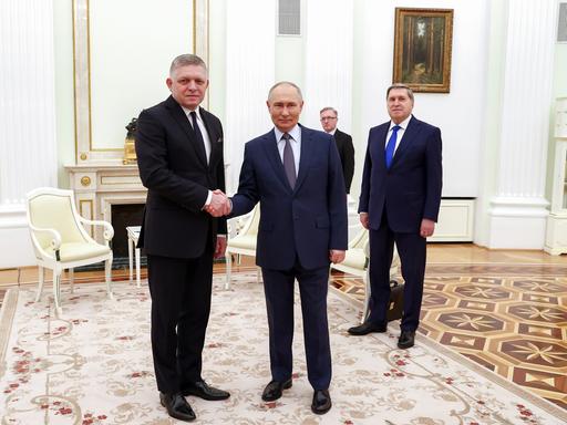 22.12.2024: Der russische Präsident Wladimir Putin, rechts, und der slowakische Premierminister Robert Fico schütteln sich die Hände während ihres Treffens im Kreml in Moskau.