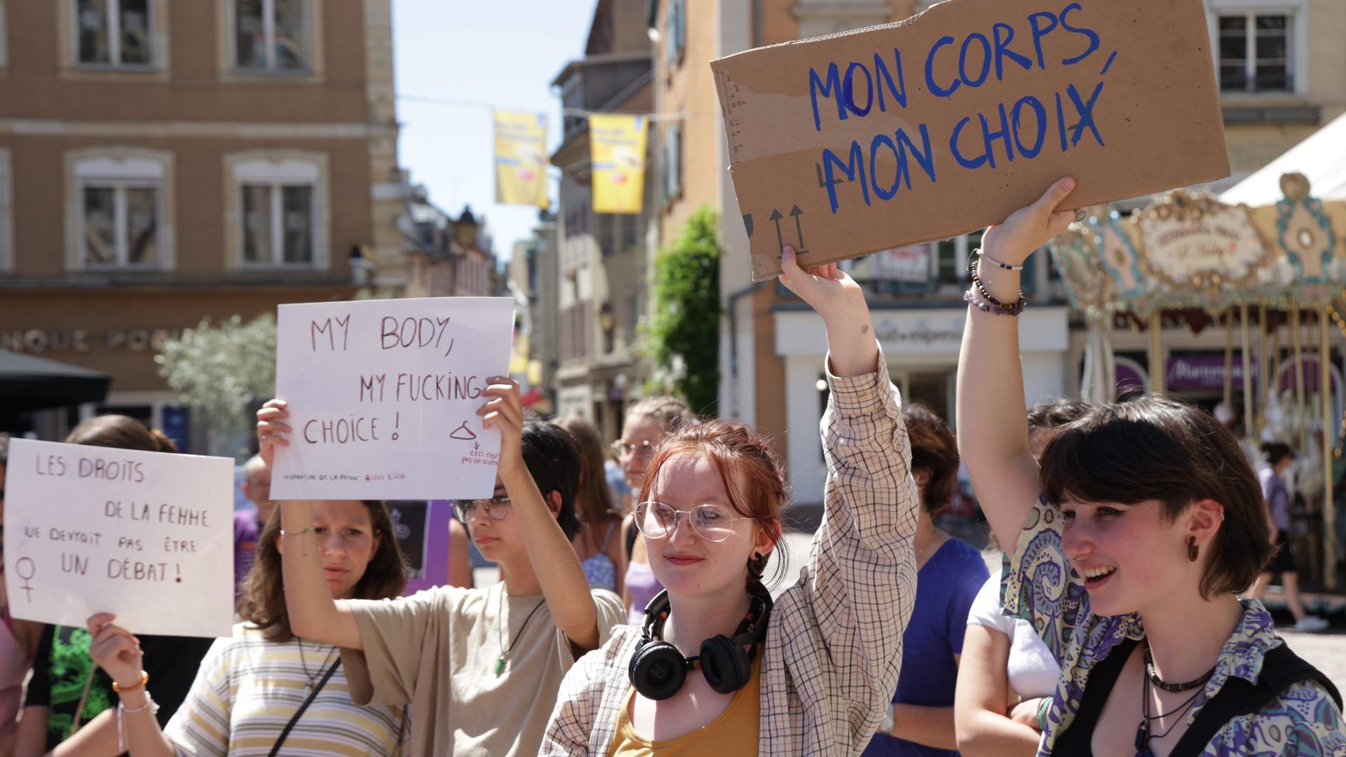 Mein Körper, meine Entscheidung: Junge Frauen bei einer Demo für das Recht auf Abtreibung in Mulhouse. Sie halten Schilder in die Höhe, auf denen unter anderem "Mon corps, mon choix" steht, also "Mein Körper, meine Entscheidung". 
