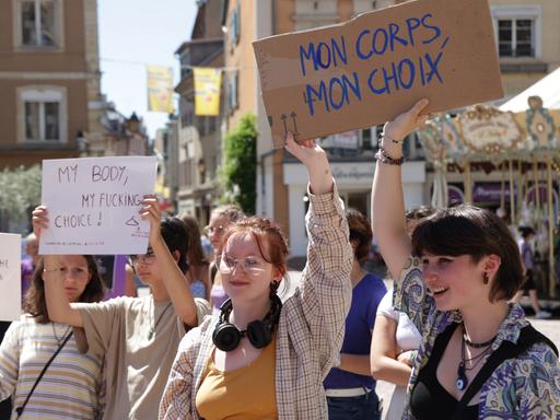 Mein Körper, meine Entscheidung: Junge Frauen bei einer Demo für das Recht auf Abtreibung in Mulhouse. Sie halten Schilder in die Höhe, auf denen unter anderem "Mon corps, mon choix" steht, also "Mein Körper, meine Entscheidung". 