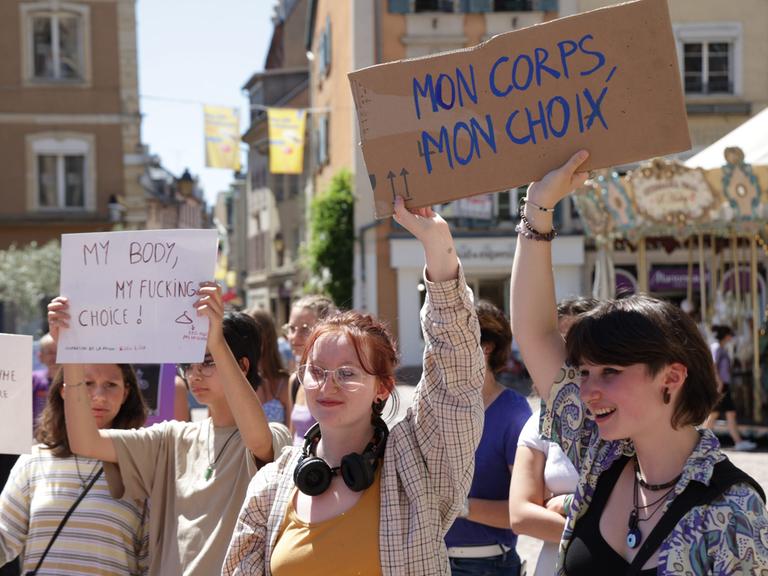 Mein Körper, meine Entscheidung: Junge Frauen bei einer Demo für das Recht auf Abtreibung in Mulhouse. Sie halten Schilder in die Höhe, auf denen unter anderem "Mon corps, mon choix" steht, also "Mein Körper, meine Entscheidung". 