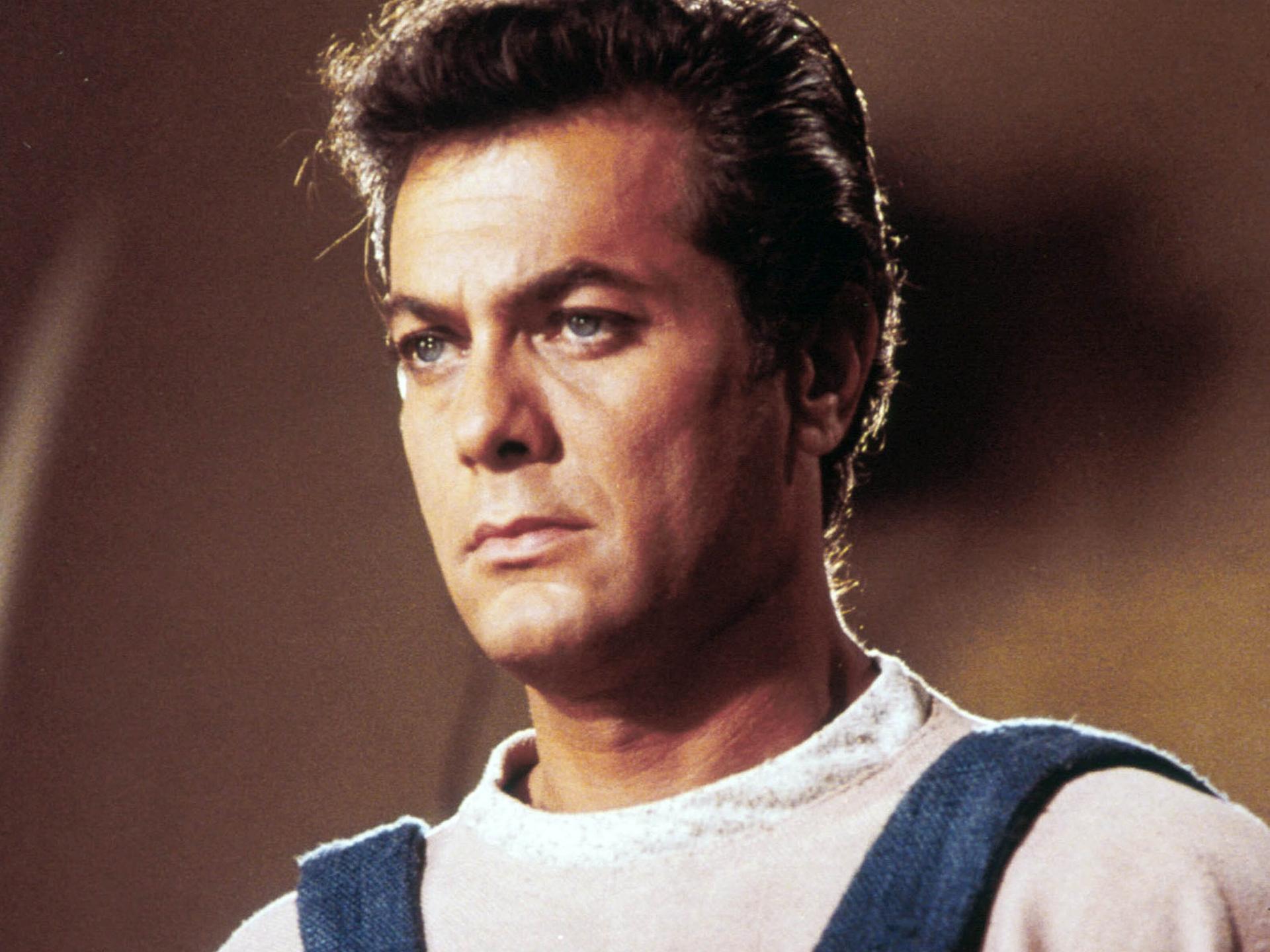 Tony Curtis als Andrei Bulba in dem Film Taras Bulba, der 1962 erschien. Er blickt mit ernster Miene aus dem Bild heraus.