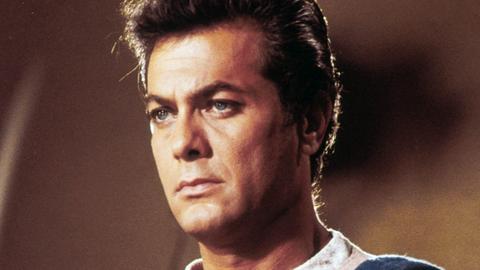 Tony Curtis als Andrei Bulba in dem Film Taras Bulba, der 1962 erschien. Er blickt mit ernster Miene aus dem Bild heraus.
