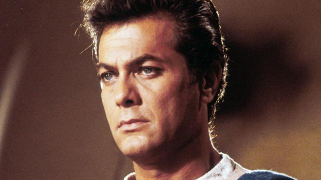 Tony Curtis als Andrei Bulba in dem Film Taras Bulba, der 1962 erschien. Er blickt mit ernster Miene aus dem Bild heraus.