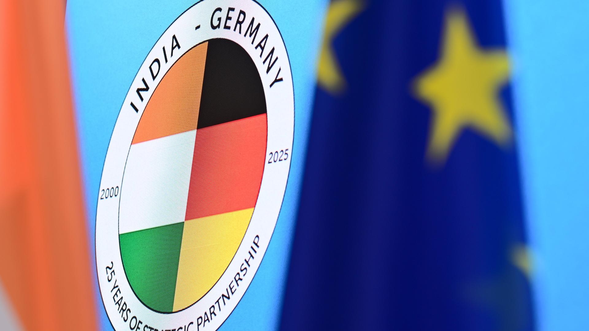 Rundes Logo mit den deutschen und indischen Nationalfarben und der Aufschrift "India - Germany -- 25 years strategic partnership"