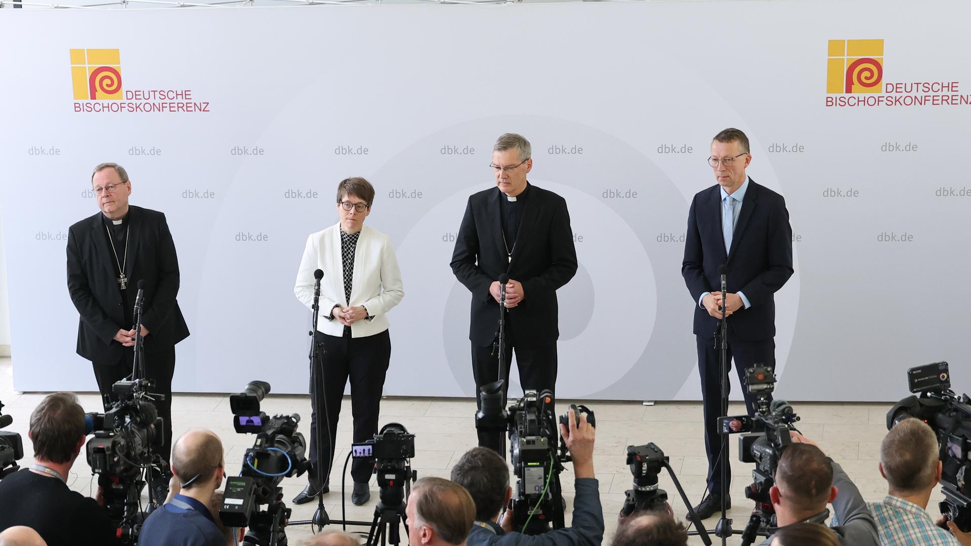 Bischof Georg Bätzing (l-r), Beate Gilles und Bischof Heiner Wilmer sprechen bei einer Pressekonferenz.