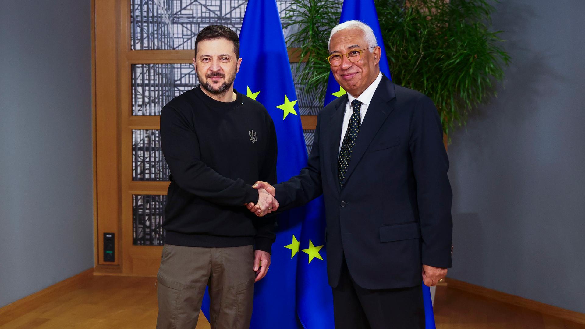 Der Präsident des Europäischen Rates Antonio Costa (r) begrüßt den ukrainischen Präsidenten Wolodymyr Selenskyj vor einem Treffen am Rande eines EU-Gipfels in Brüssel. Der Präsident des Europäischen Rates Antonio Costa (r) begrüßt den ukrainischen Präsidenten Wolodymyr Selenskyj vor einem Treffen am Rande eines EU-Gipfels in Brüssel.