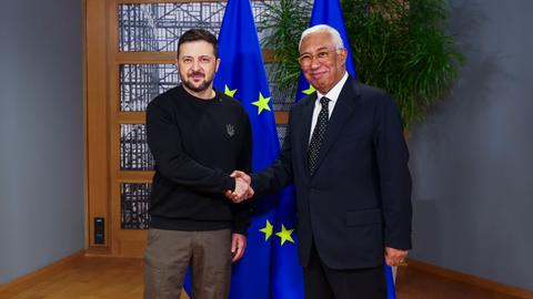 Der Präsident des Europäischen Rates Antonio Costa (r) begrüßt den ukrainischen Präsidenten Wolodymyr Selenskyj vor einem Treffen am Rande eines EU-Gipfels in Brüssel. 