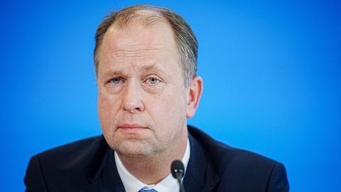 Der Sonderbevollmächtigter der Bundesregierung für Migrationsabkommen, Joachim Stamp, in der Bundespressekonferenz.