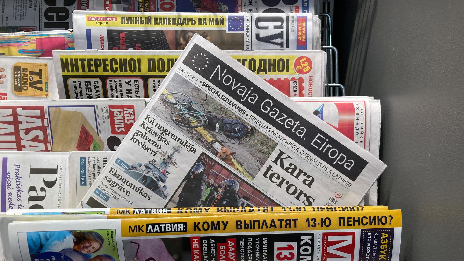 Eine lettische Printausgabe der "Nowaja Gaseta. Europa" steckt in einem Zeitungsstand.