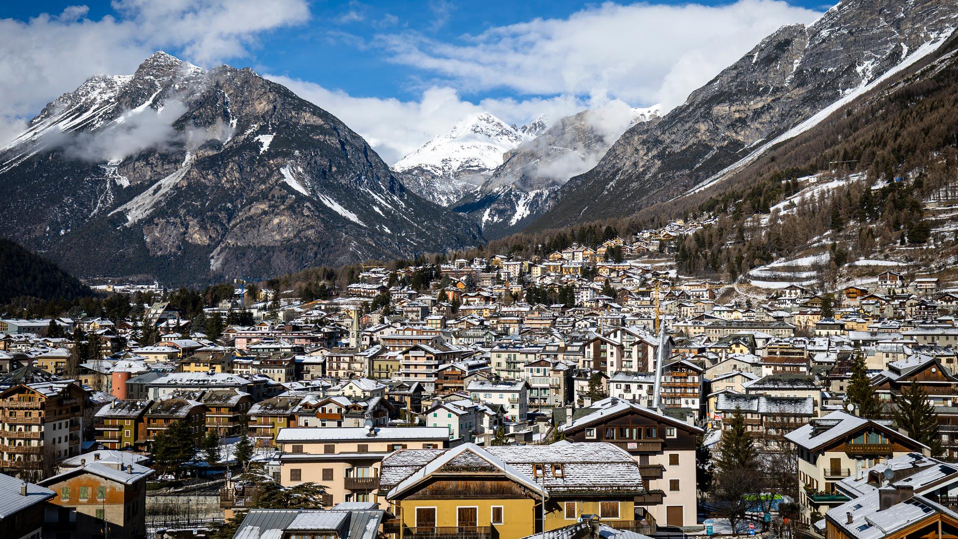 Ansicht von Bormio und dem Tal aus Sicht des Stelvio Ski Zentrums während der Olmpischen Winterspiele 2026 in Italien am 5.2.2026.