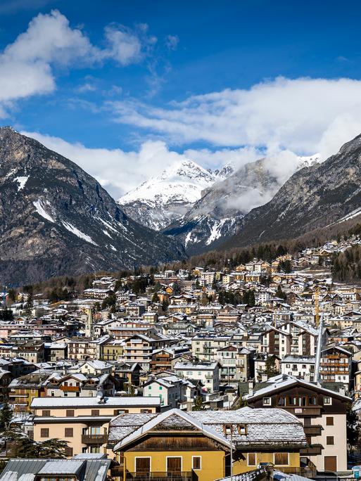 Ansicht von Bormio und dem Tal aus Sicht des Stelvio Ski Zentrums während der Olmpischen Winterspiele 2026 in Italien am 5.2.2026.