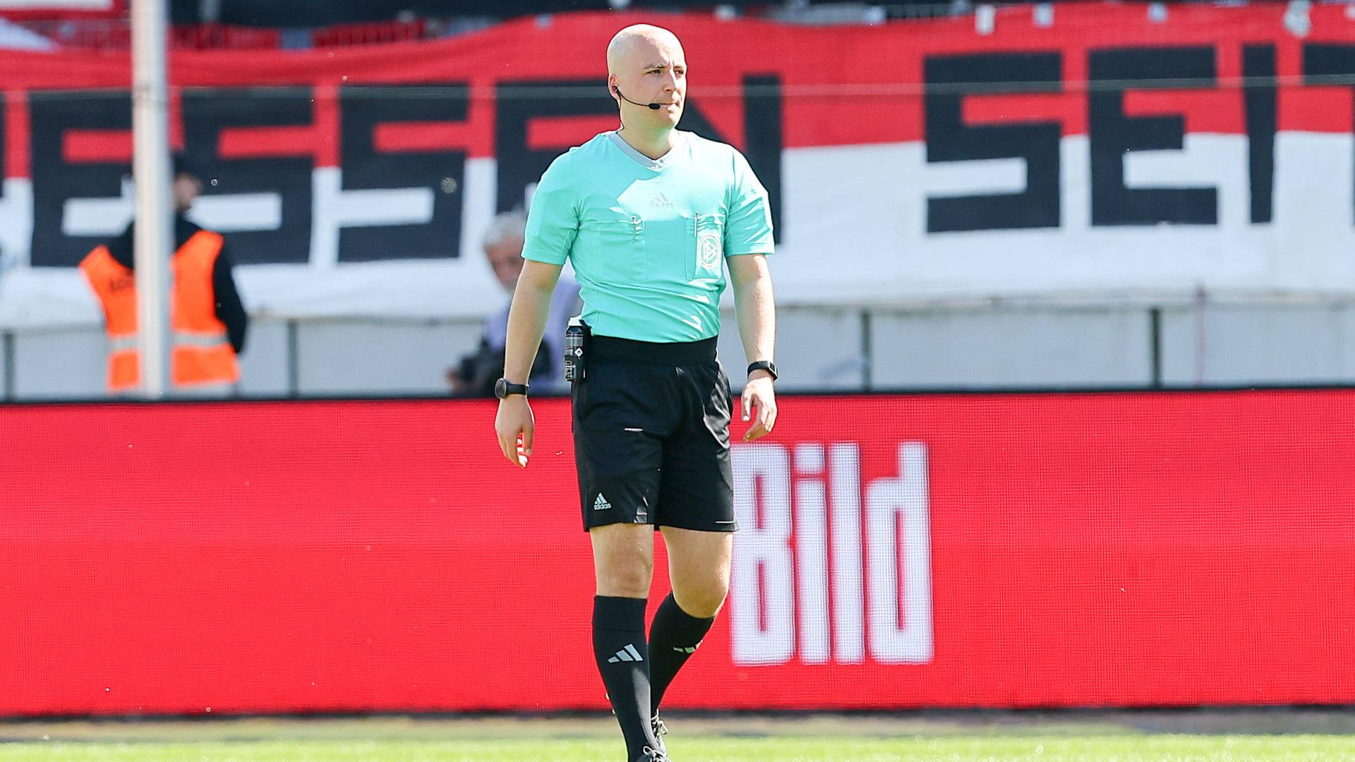 Schiedsrichter Nicolas Winter vor der Partie zwischen dem FSV Zwickau und Rot-Weiss Essen