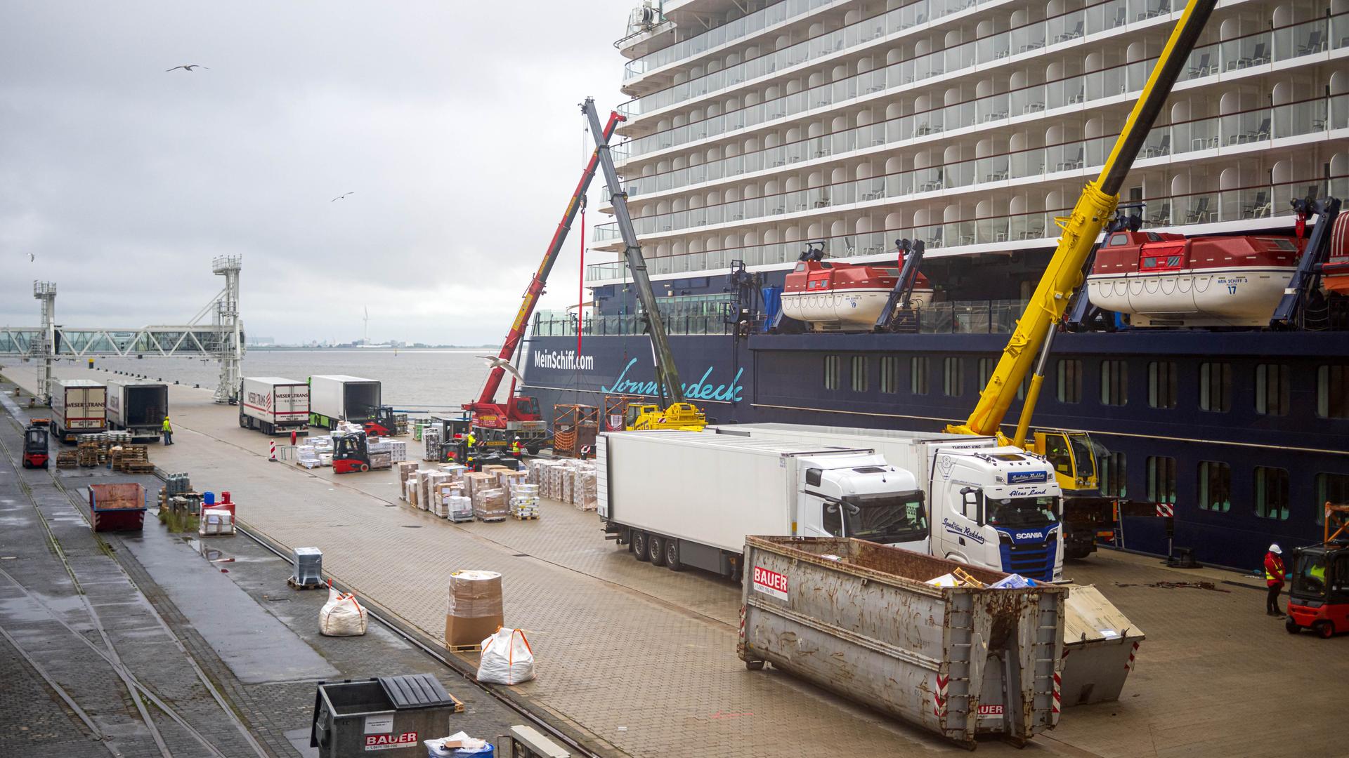 Das Kreuzfahrtschiff „Mein Schiff 3“ wird an der Columbuskaje für die nächste Fahrt beladen. Das Kreuzfahrtschiff „Mein Schiff 3“ wird an der Columbuskaje für die nächste Fahrt beladen.
