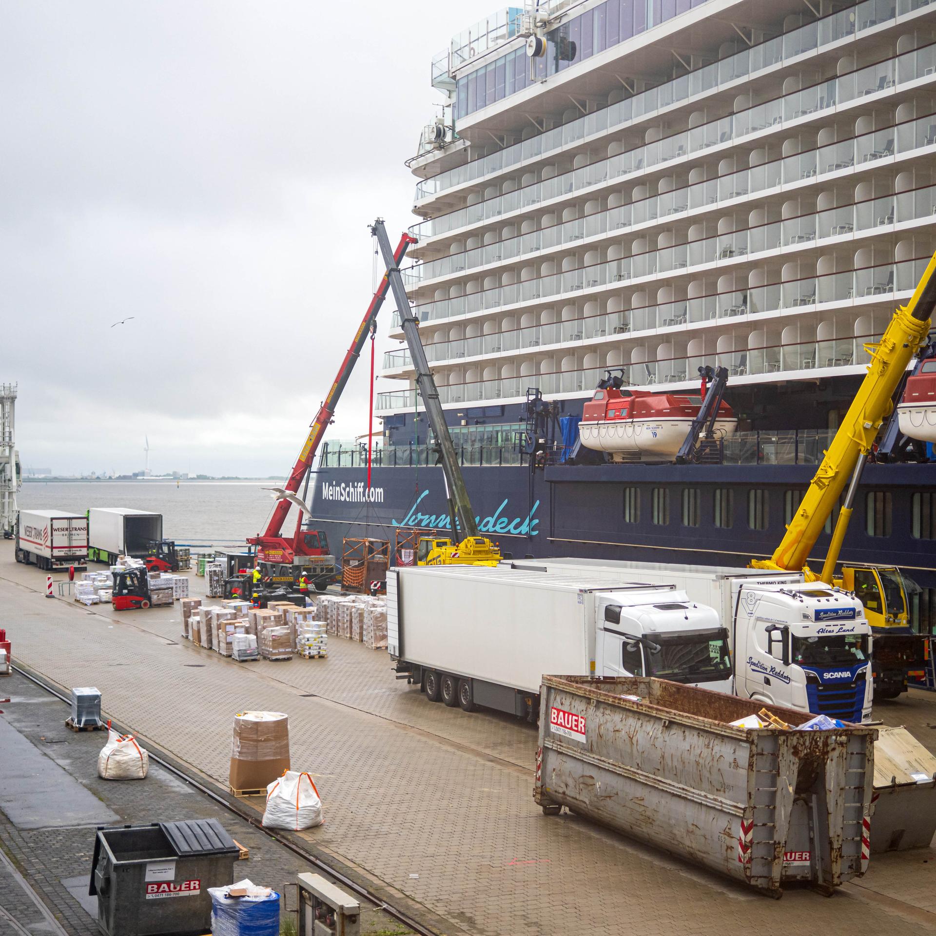 Das Kreuzfahrtschiff „Mein Schiff 3“ wird an der Columbuskaje für die nächste Fahrt beladen.