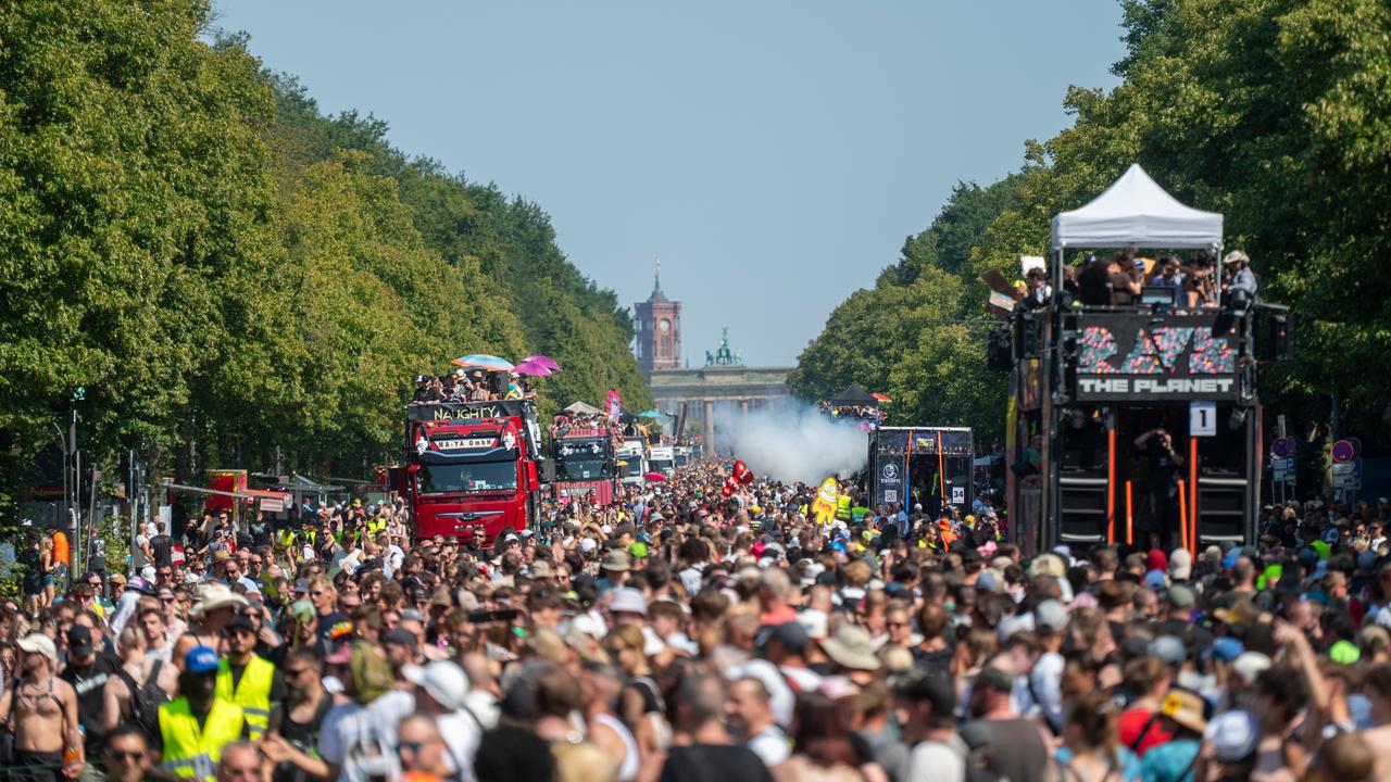 Teilnehmer tanzen bei der Demonstration "Rave The Planet Parade 2026". 