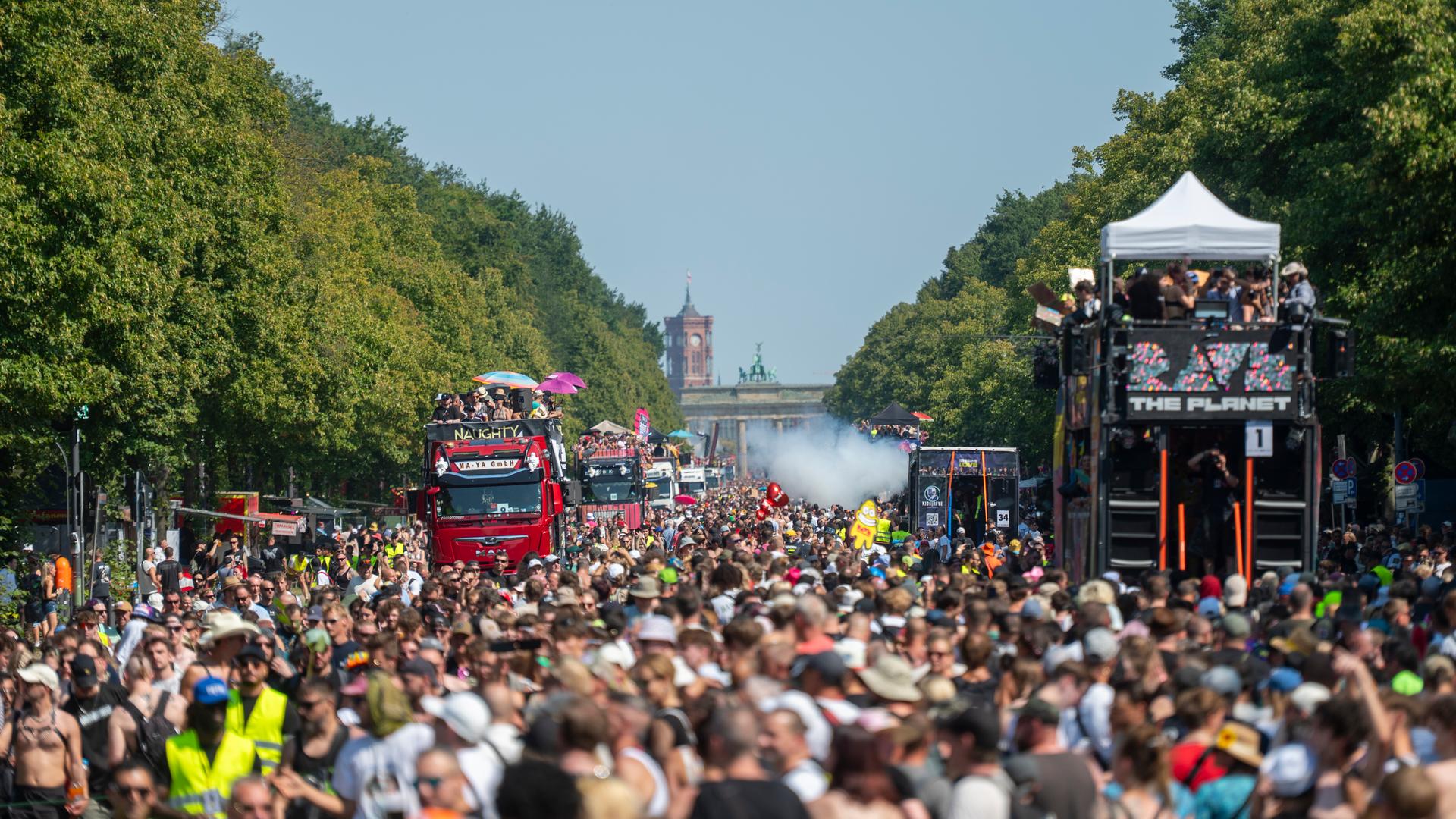 Teilnehmer tanzen bei der Demonstration "Rave The Planet Parade 2026". Teilnehmer tanzen bei der Demonstration "Rave The Planet Parade 2026".