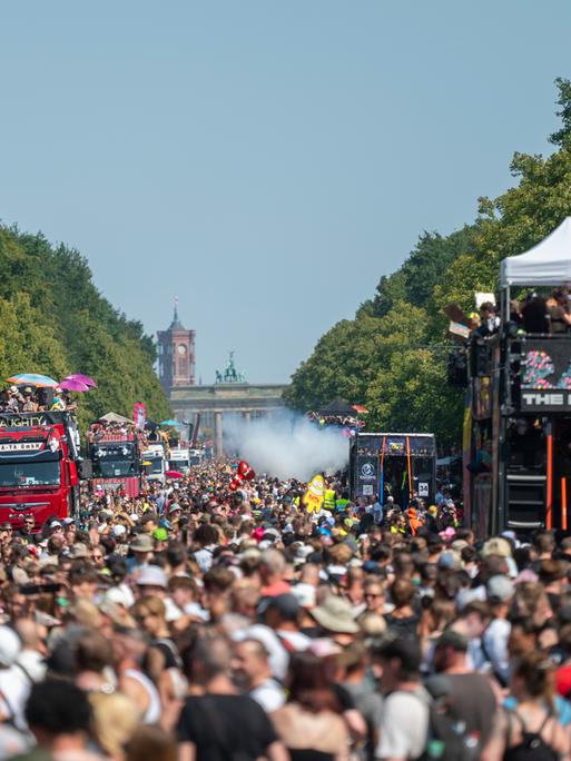 Teilnehmer tanzen bei der Demonstration "Rave The Planet Parade 2026". Teilnehmer tanzen bei der Demonstration "Rave The Planet Parade 2026".