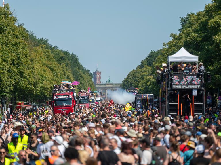 Teilnehmer tanzen bei der Demonstration "Rave The Planet Parade 2026". Teilnehmer tanzen bei der Demonstration "Rave The Planet Parade 2026".