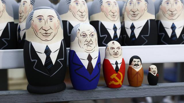 Putin als Matrjoschka, mit Figuren von Jelzin, Gorbatschow, Stalin und Lenin als Matrjoschka-Puppen.