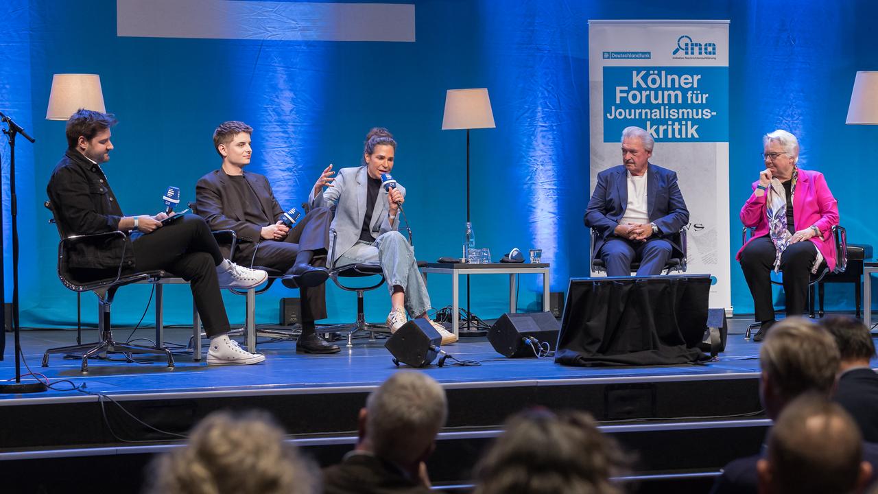 Das Foto zeigt Moderator Christoph Schäfer, den Newsfluencer Fabian Grischkat, die Journalistin Dagmar Rosenfeld, den früheren luxemburgischen Außenminister Jean Asselborn und die ehemalige Bundesbildungsministerin Annette Schavan auf der Bühne. Das Foto zeigt Moderator Christoph Schäfer, den Newsfluencer Fabian Grischkat, die Journalistin Dagmar Rosenfeld, den früheren luxemburgischen Außenminister Jean Asselborn und die ehemalige Bundesbildungsministerin Annette Schavan auf der Bühne.