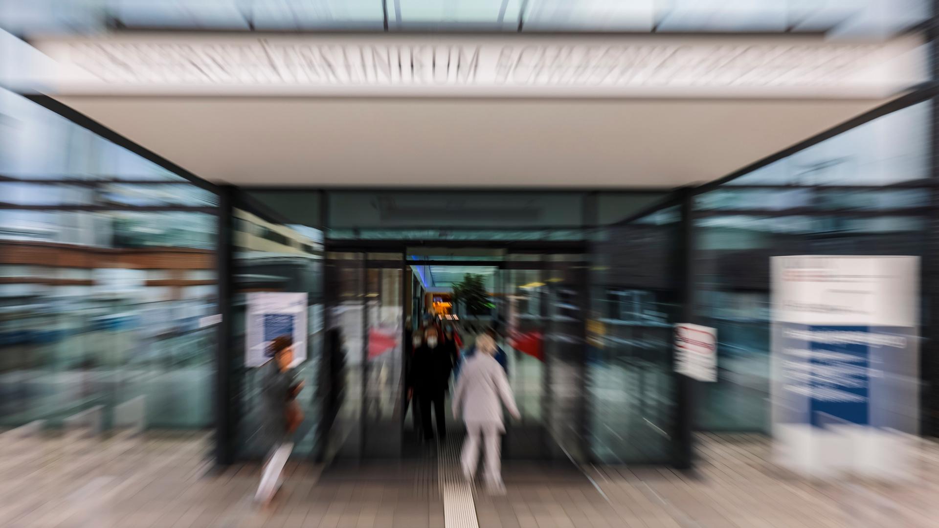Menschen betreten den Haupteingang des Universitätsklinikums in Kiel Menschen betreten den Haupteingang des Universitätsklinikums in Kiel