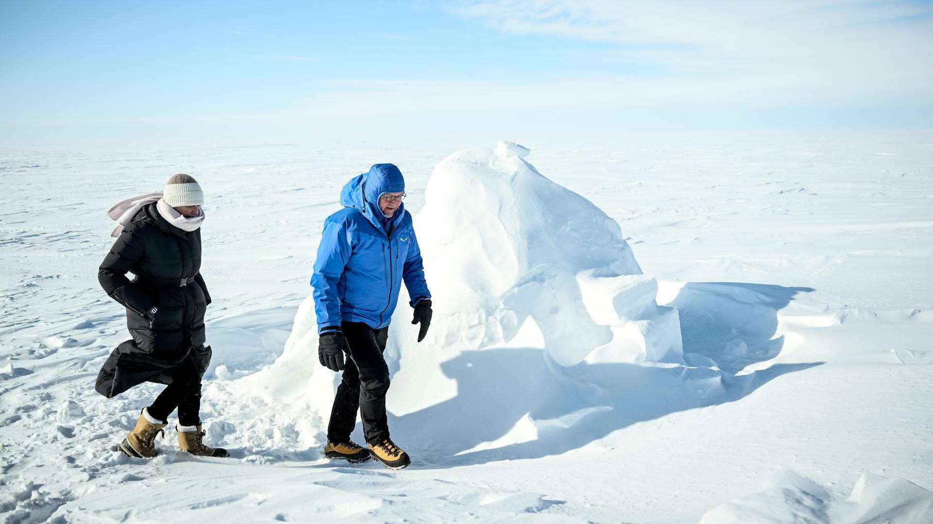Bundespräsident Frank-Walter Steinmeier und seine Frau Elke Büdenbender sehen sich in der Arktis in Tuktoyaktuk ein Iglu an.