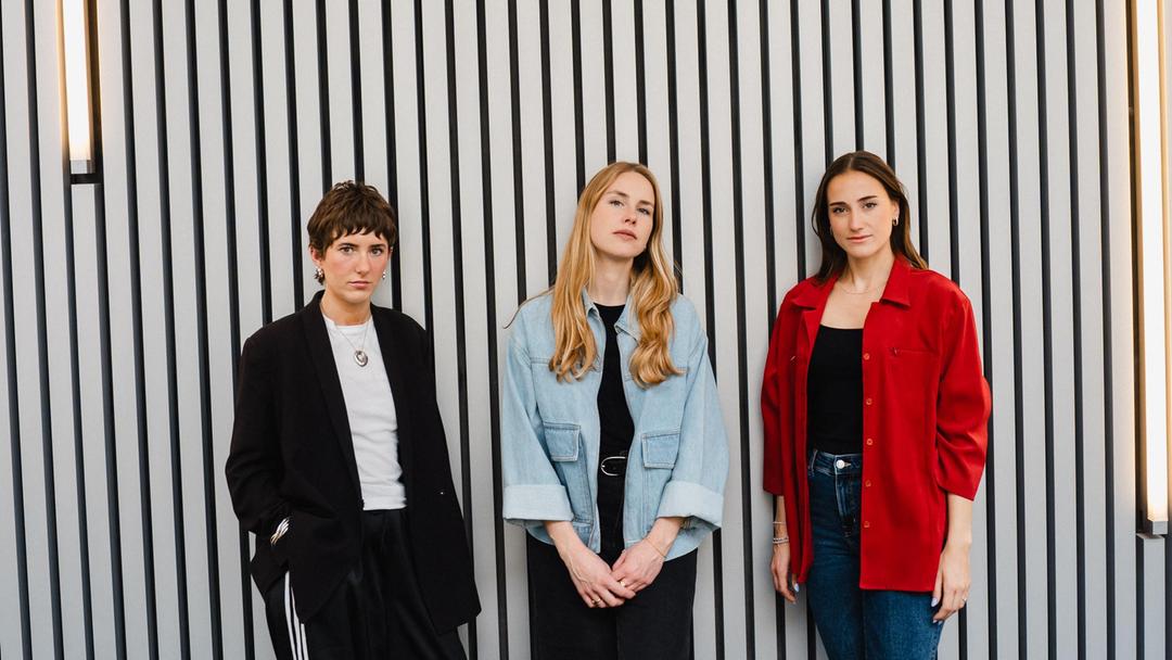 Jennifer Repp, Susanne Jungblut, Mia Holland (Hosts des Deutschlandfunk-TikTok-Kanals "Moment mal")