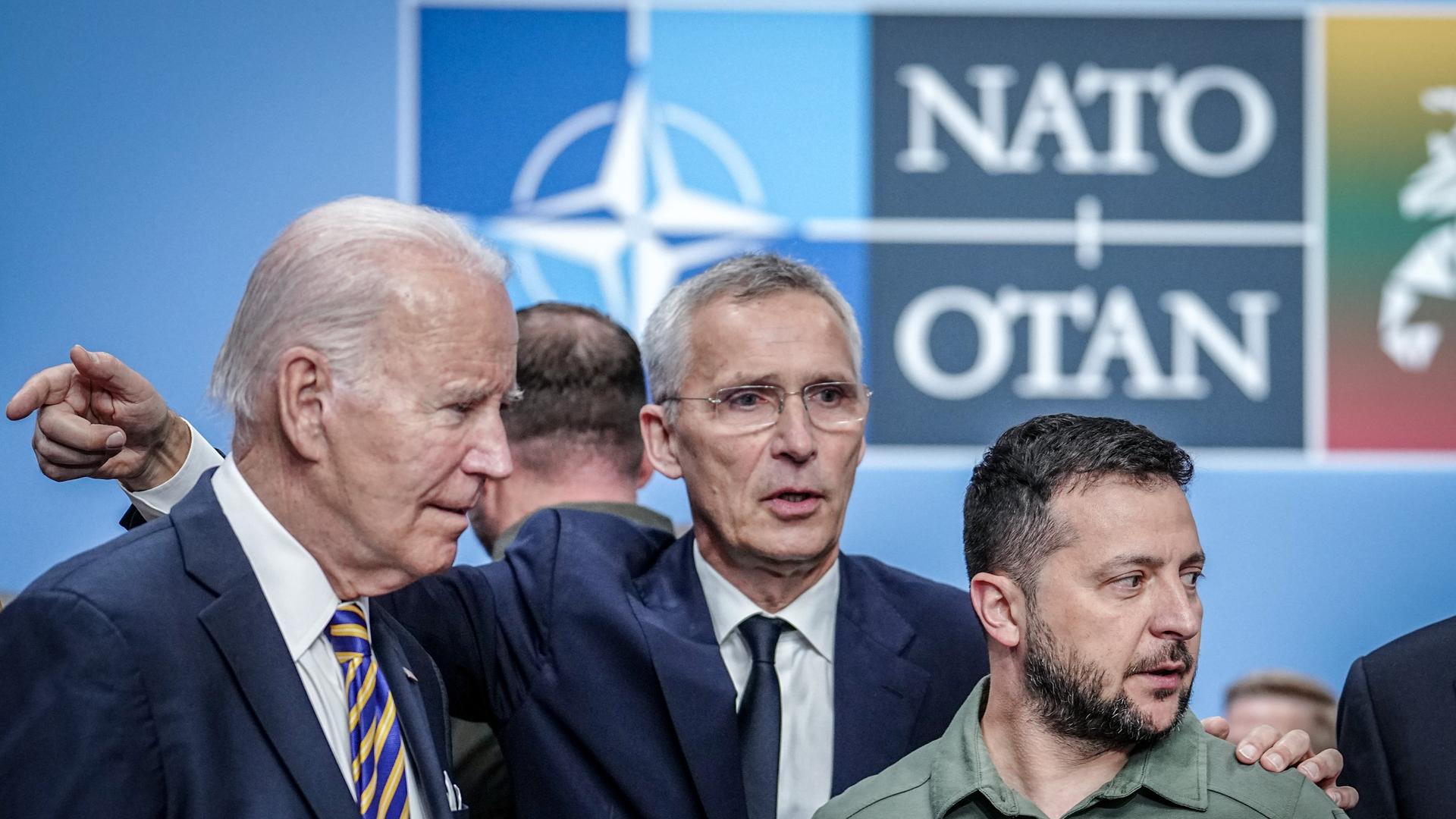 Joe Biden (l-r), Präsident der USA, und Jens Stoltenberg, NATO-Generalsekretär, begrüßen Wolodymyr Selenskyj, Präsident der Ukraine. 