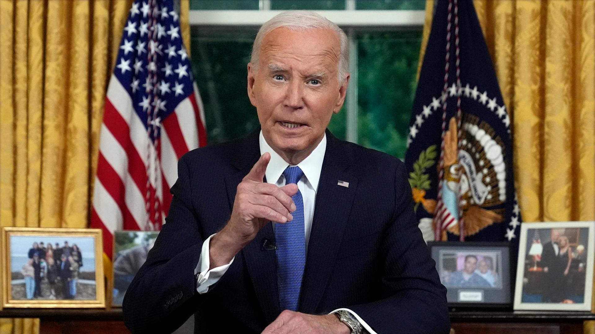 US-Präsident Joe Biden am Schreibtisch mit erhobenen Zeigefinger.