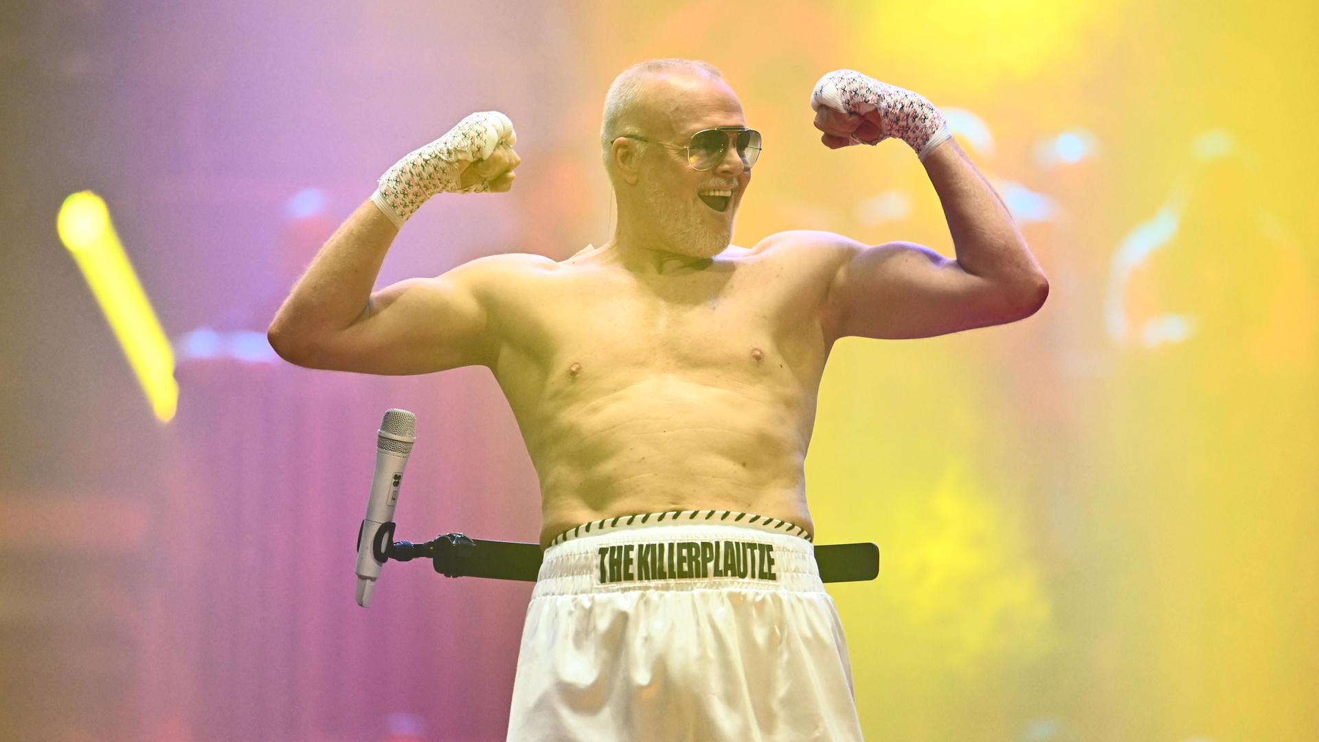 Stefan Raab im Boxoutfit in Siegerpose