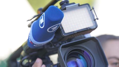Ein Mikrofon und eine TV-Kamera der ARD
