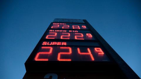 Auf einer Preisanzeige an einer Tankstelle werden weit über 2 Euro für den Liter Super oder Diesel angezeigt. Die Anzeige ist in roter Schrift, dahinter ist dunkelblauer Himmel zu sehen.