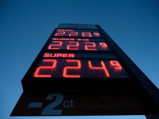 Auf einer Preisanzeige an einer Tankstelle werden weit über 2 Euro für den Liter Super oder Diesel angezeigt. Die Anzeige ist in roter Schrift, dahinter ist dunkelblauer Himmel zu sehen.