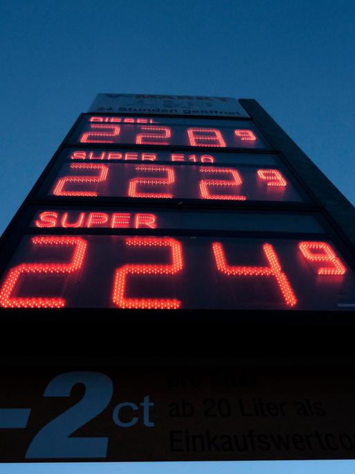 Auf einer Preisanzeige an einer Tankstelle werden weit über 2 Euro für den Liter Super oder Diesel angezeigt. Die Anzeige ist in roter Schrift, dahinter ist dunkelblauer Himmel zu sehen.
