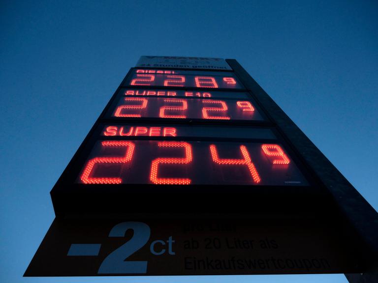 Auf einer Preisanzeige an einer Tankstelle werden weit über 2 Euro für den Liter Super oder Diesel angezeigt. Die Anzeige ist in roter Schrift, dahinter ist dunkelblauer Himmel zu sehen. Auf einer Preisanzeige an einer Tankstelle werden weit über 2 Euro für den Liter Super oder Diesel angezeigt. Die Anzeige ist in roter Schrift, dahinter ist dunkelblauer Himmel zu sehen.
