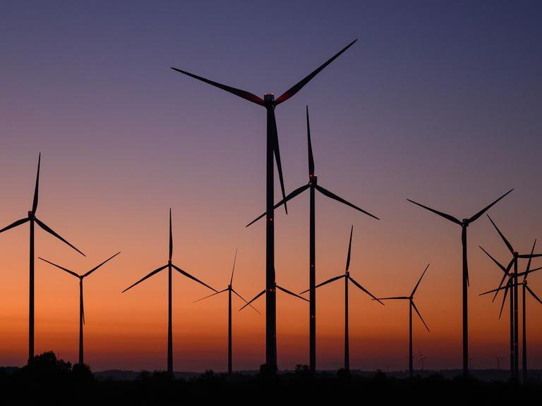 Windenergieanlagen, aufgenommen am Morgen kurz vor Sonnenaufgang