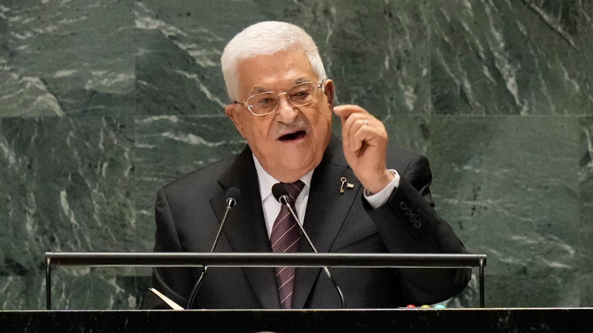 Palästinenserpräsident Abbas - ein Mann mit weißen Haaren und Brille - spricht gestikulierend vor der UNO-Vollversammlung in New York. Aufnahme vom 26.09.2024.