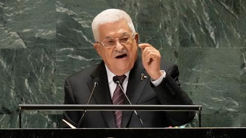 Palästinenserpräsident Abbas - ein Mann mit weißen Haaren und Brille - spricht gestikulierend vor der UNO-Vollversammlung in New York.