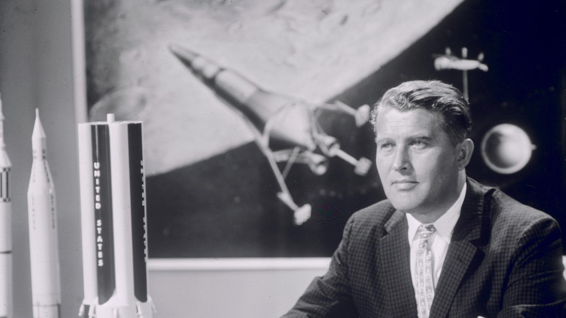 Der Ingenieur Wernher von Braun sitzt an seinem Schreibtisch. 