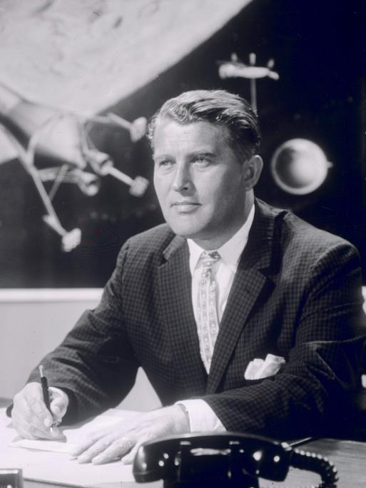 Der Ingenieur Wernher von Braun sitzt an seinem Schreibtisch. 