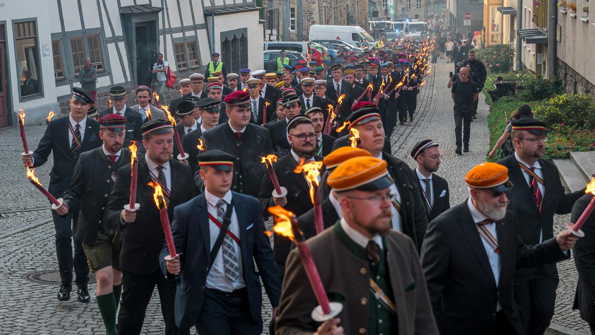 Mitglieder der Deutschen Burschenschaft laufen bei einem Fackelzug durch die Innenstadt von Eisenach zum Burschenschaftsdenkmal.