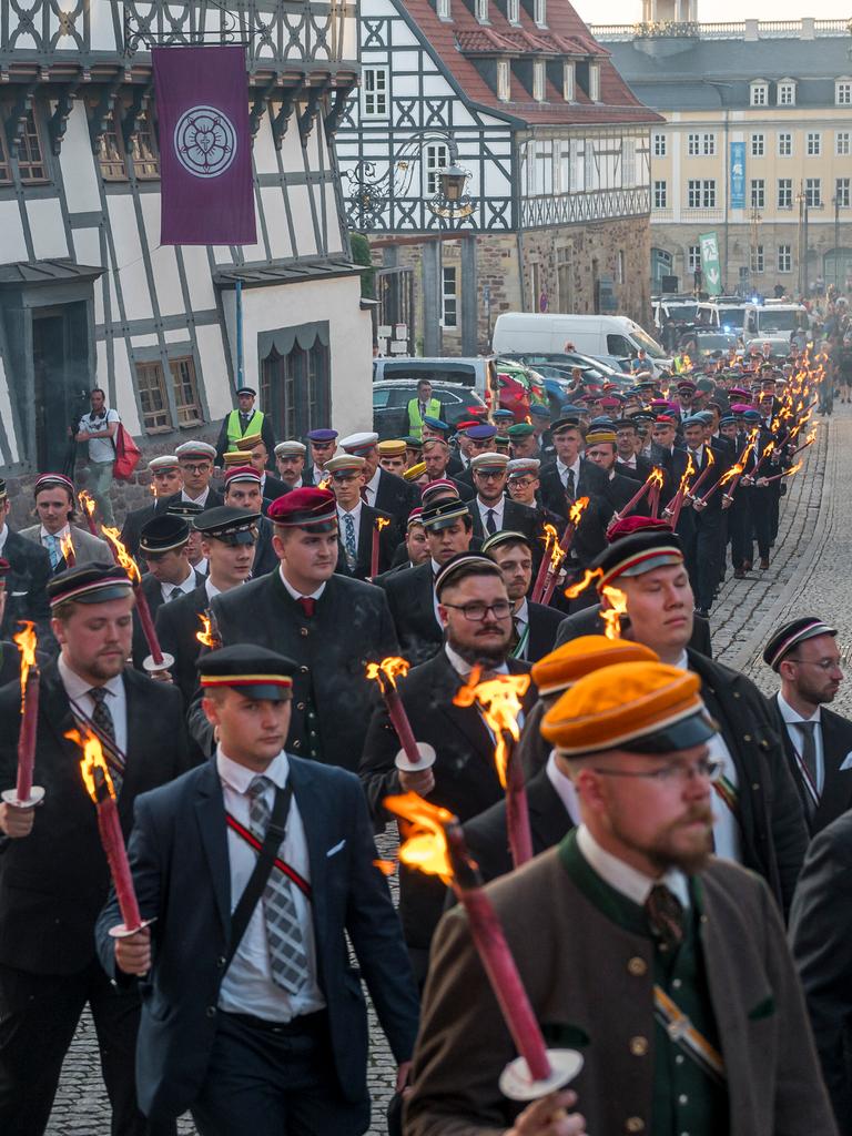 Mitglieder der Deutschen Burschenschaft laufen bei einem Fackelzug durch die Innenstadt von Eisenach zum Burschenschaftsdenkmal.