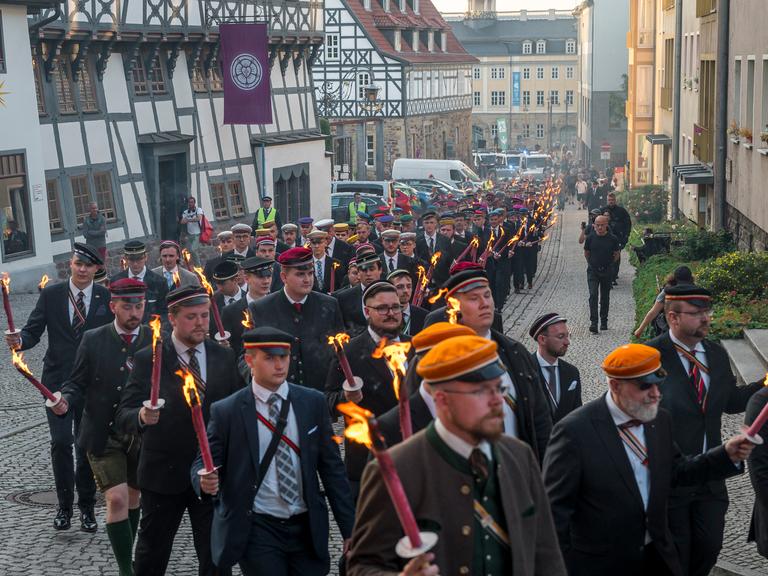 Mitglieder der Deutschen Burschenschaft laufen bei einem Fackelzug durch die Innenstadt von Eisenach zum Burschenschaftsdenkmal.
