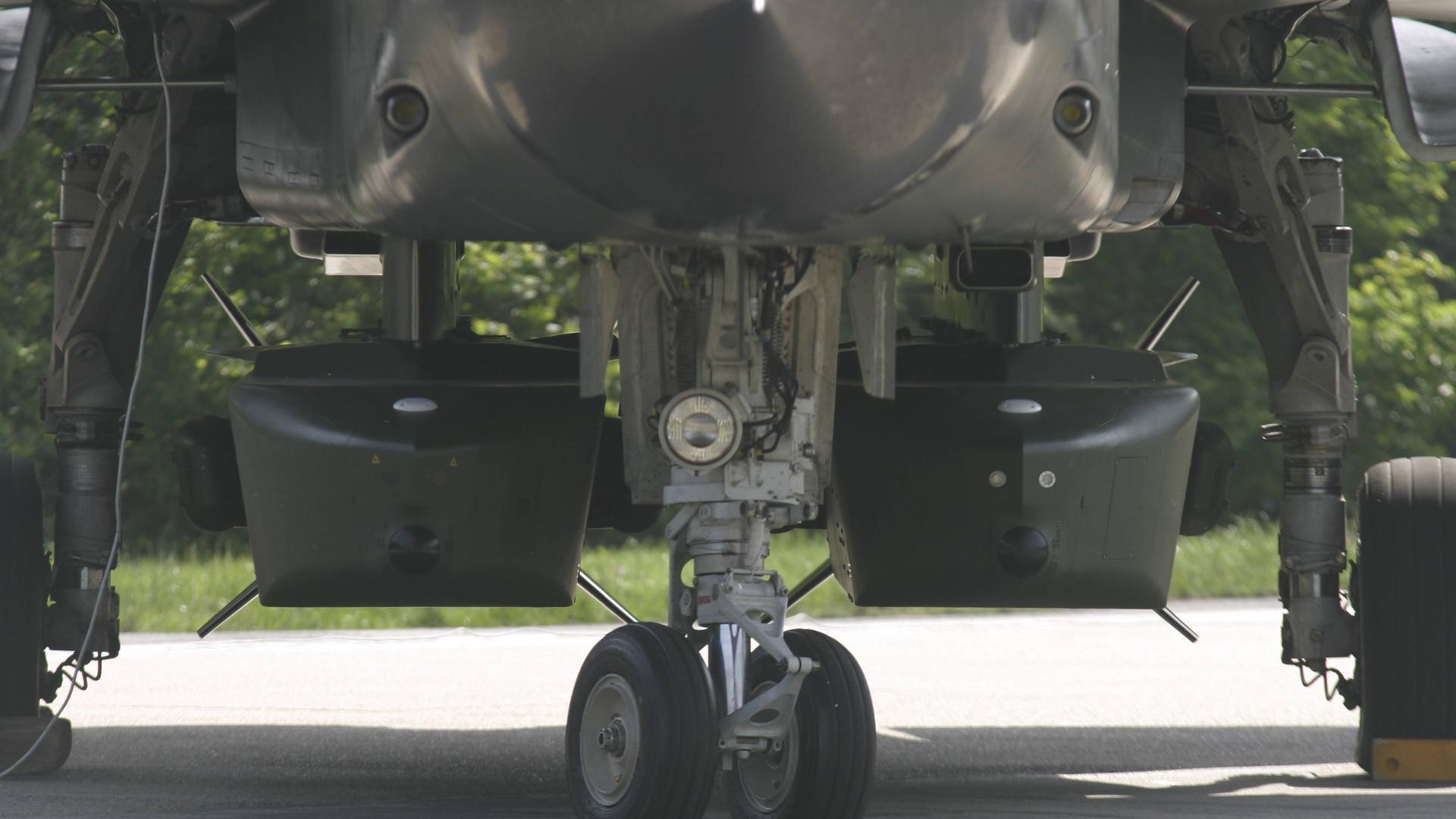 zwei rechteckige Marschflugkörper sind an der Unterseite eines Flugzeugs der Luftwaffe befestigt.  